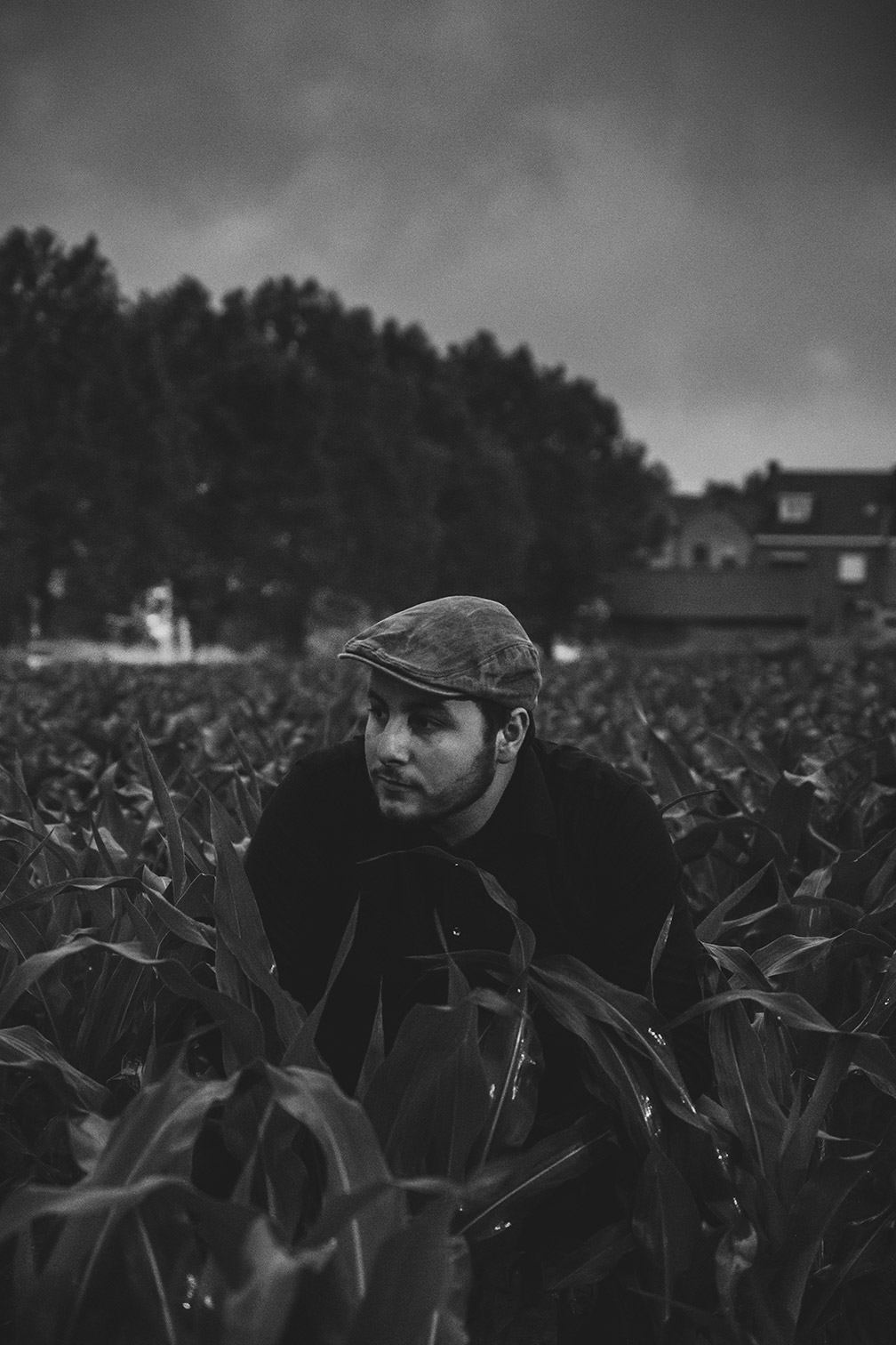 black and white portrait in cornfield © Robin Van Buggenhout